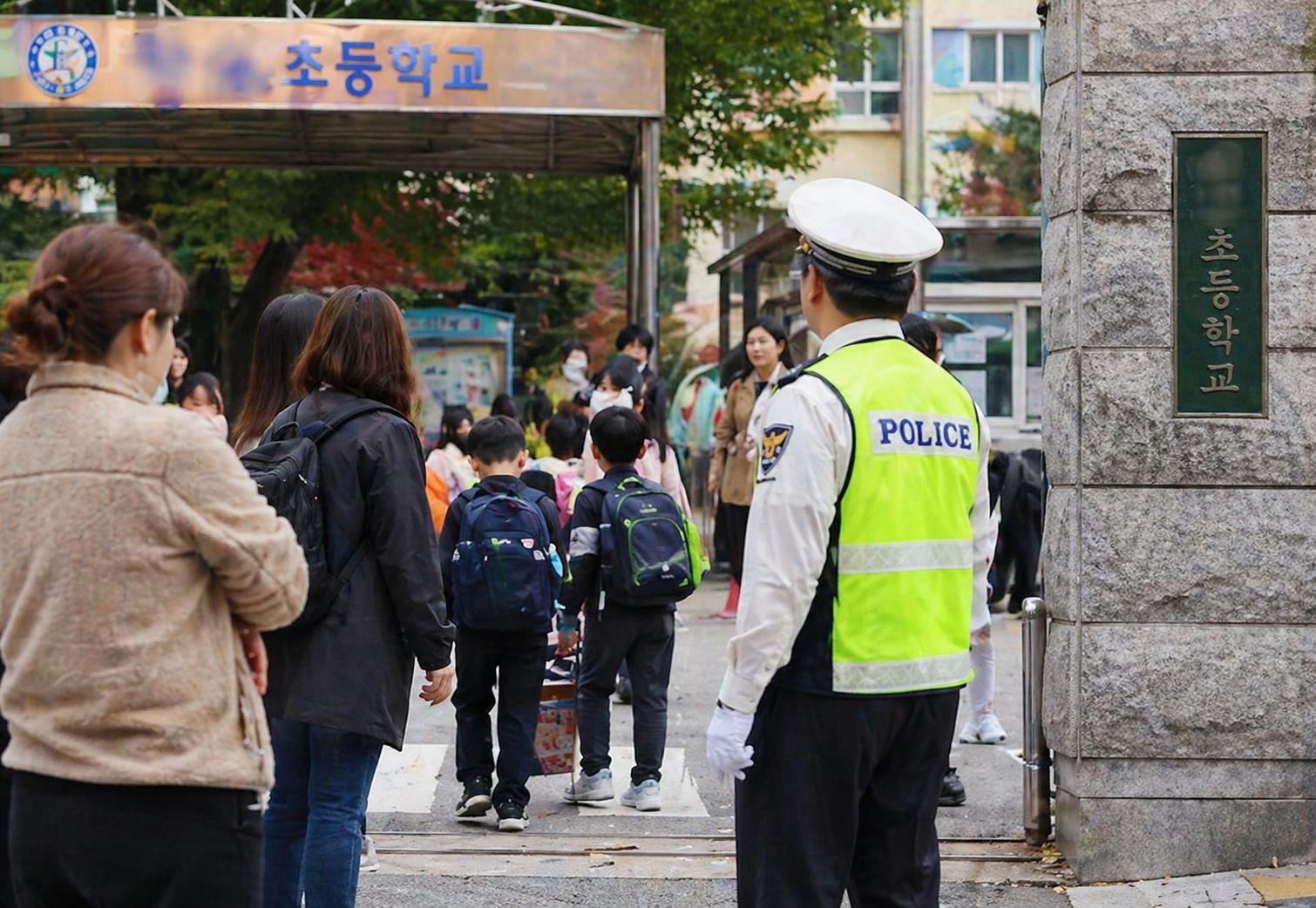 2 하교 시간 학교 앞, 불안과 경계가 교차하는 스쿨존의 현실.png