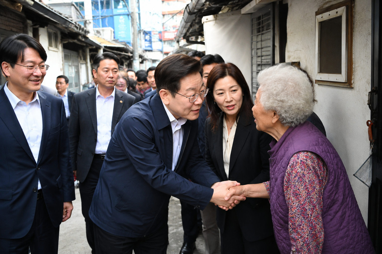 1 이재명 대통령 돈의동 쪽방촌 현장 점검 장면.png