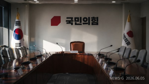 6 지도부 거취를 둘러싼 침묵이 흐르는 텅 빈 정당 회의실 풍경.png