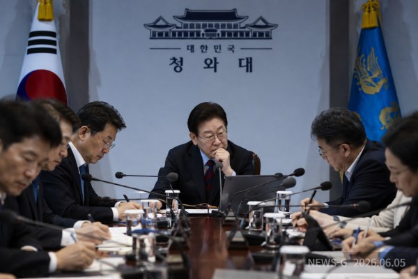 1 청와대 전략회의를 주관하고 있는 이재명 대통령의 상징적 이미지.png