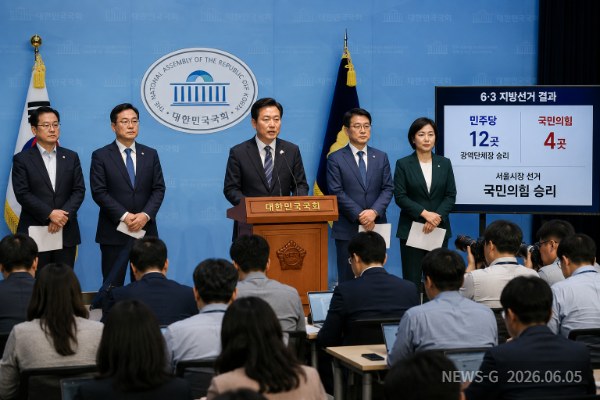 7 선거 직후 국회 기자회견 현장을 담은 균형 잡힌 정치 현장 이미지.png